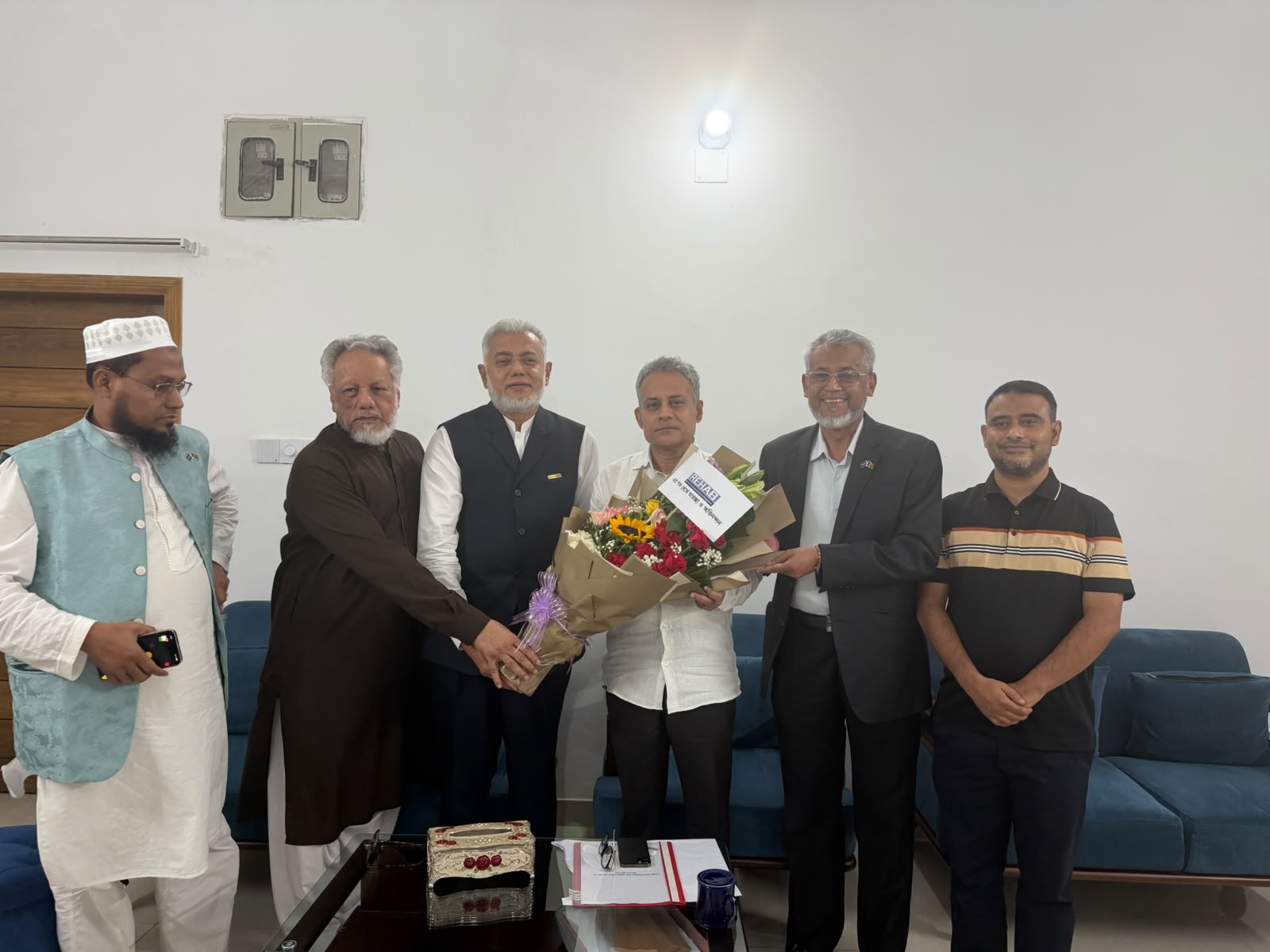 মাননীয় সড়ক পরিবহন ও সেতু, রেলপথ এবং নৌপরিবহন মন্ত্রী শেখ রবিউল আলম (রবি)-এর বাসভবনে সৌজন্য সাক্ষাৎ